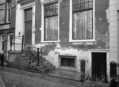 848059 Gezicht op de vervallen ondergevel van het pand Nieuwegracht 85 te Utrecht, dat gerestaureerd gaat worden.